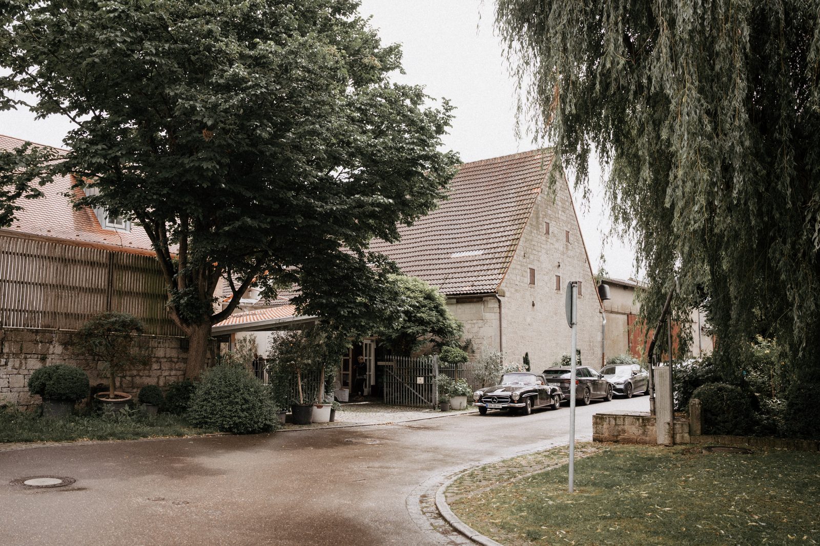 Straße in Auernhofen mit Fachwerkhäusern und einer alten Weide