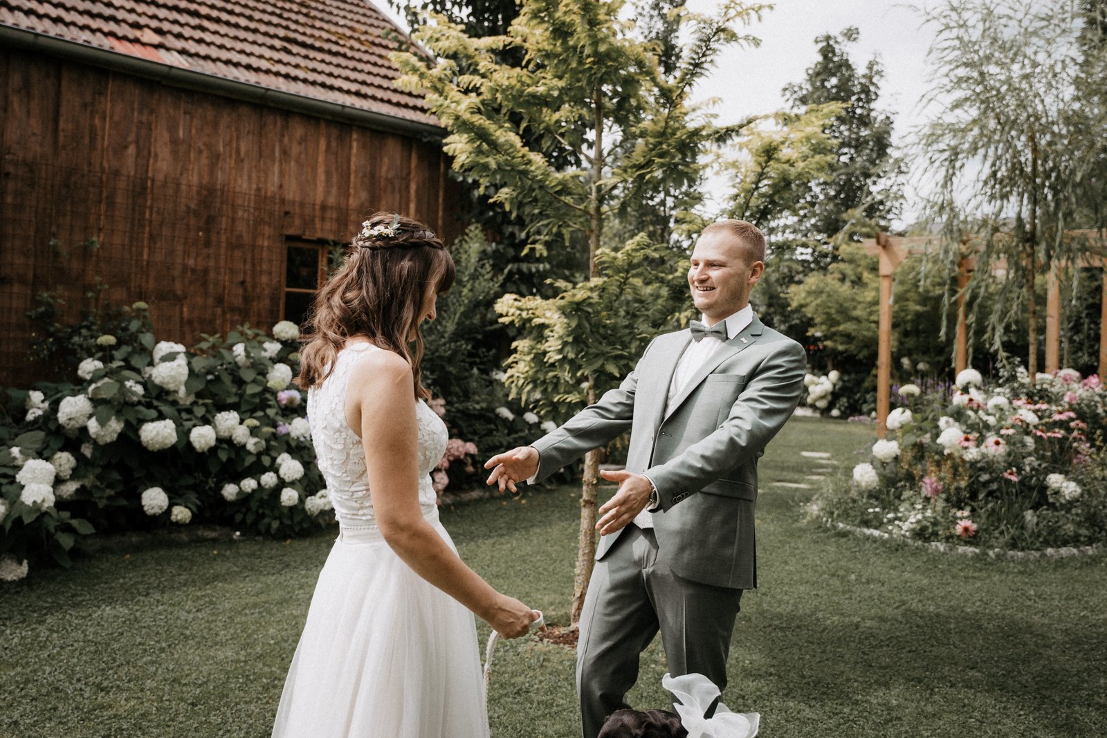 Das Paar geht Hand in Hand durch den Garten