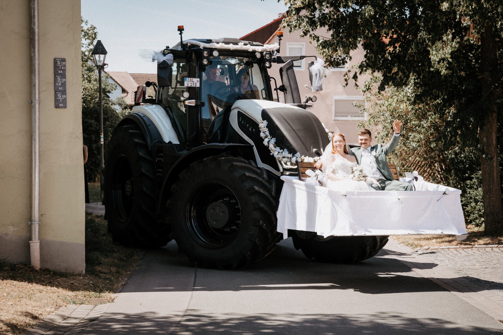 Gedeckter Tisch vor einem großen Traktor