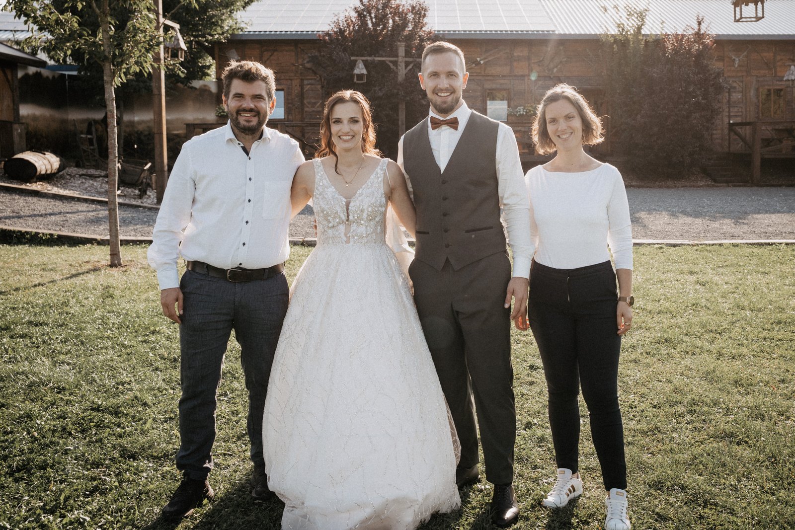 Das große Gruppenfoto mit Brautpaar und allen Gästen