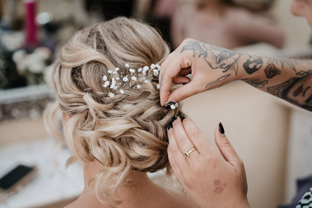 Brautfrisur mit Haarschmuck, die letzten Nadeln werden gesteckt