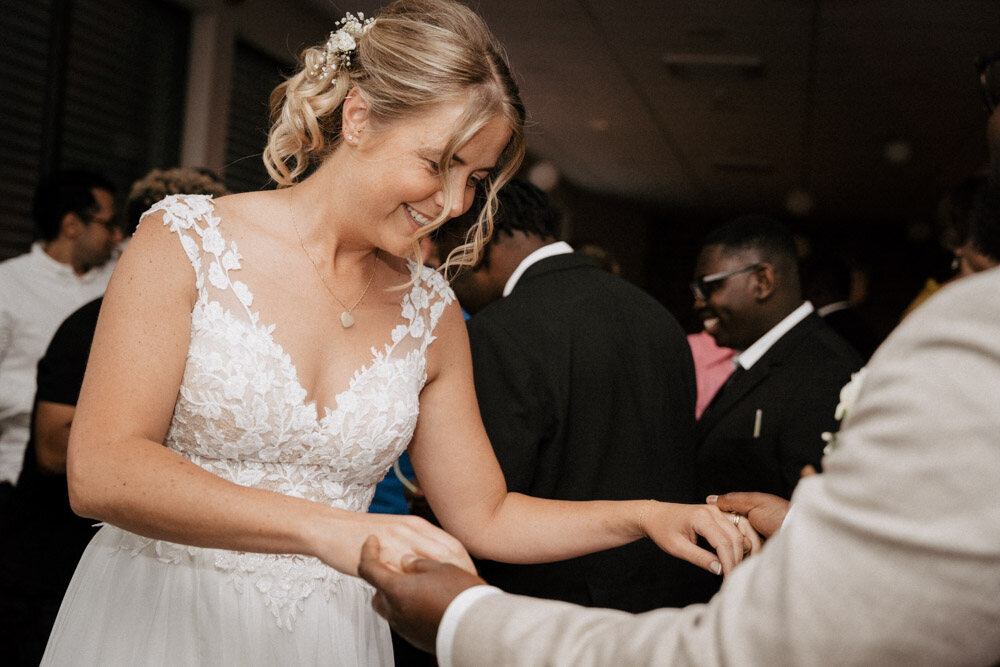 Braut lacht beim Hochzeitstanz