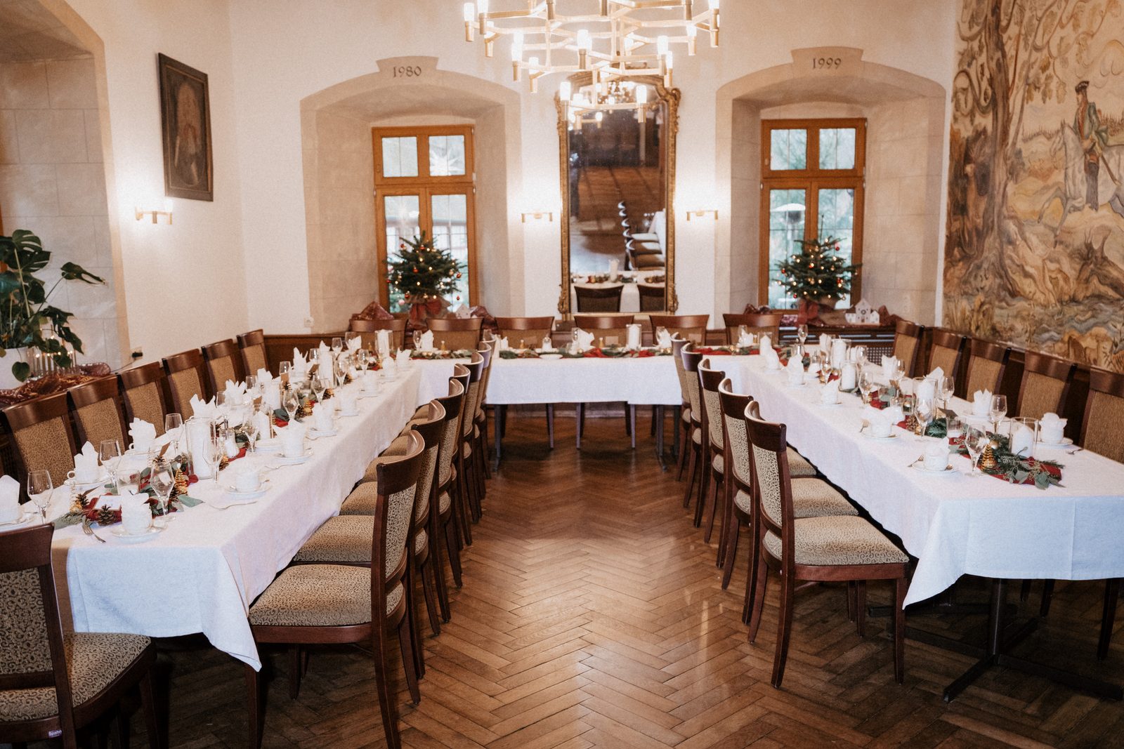 Festlich gedeckte Tische im Saal des Wildbads, aufgenommen bevor die Gäste eintreffen