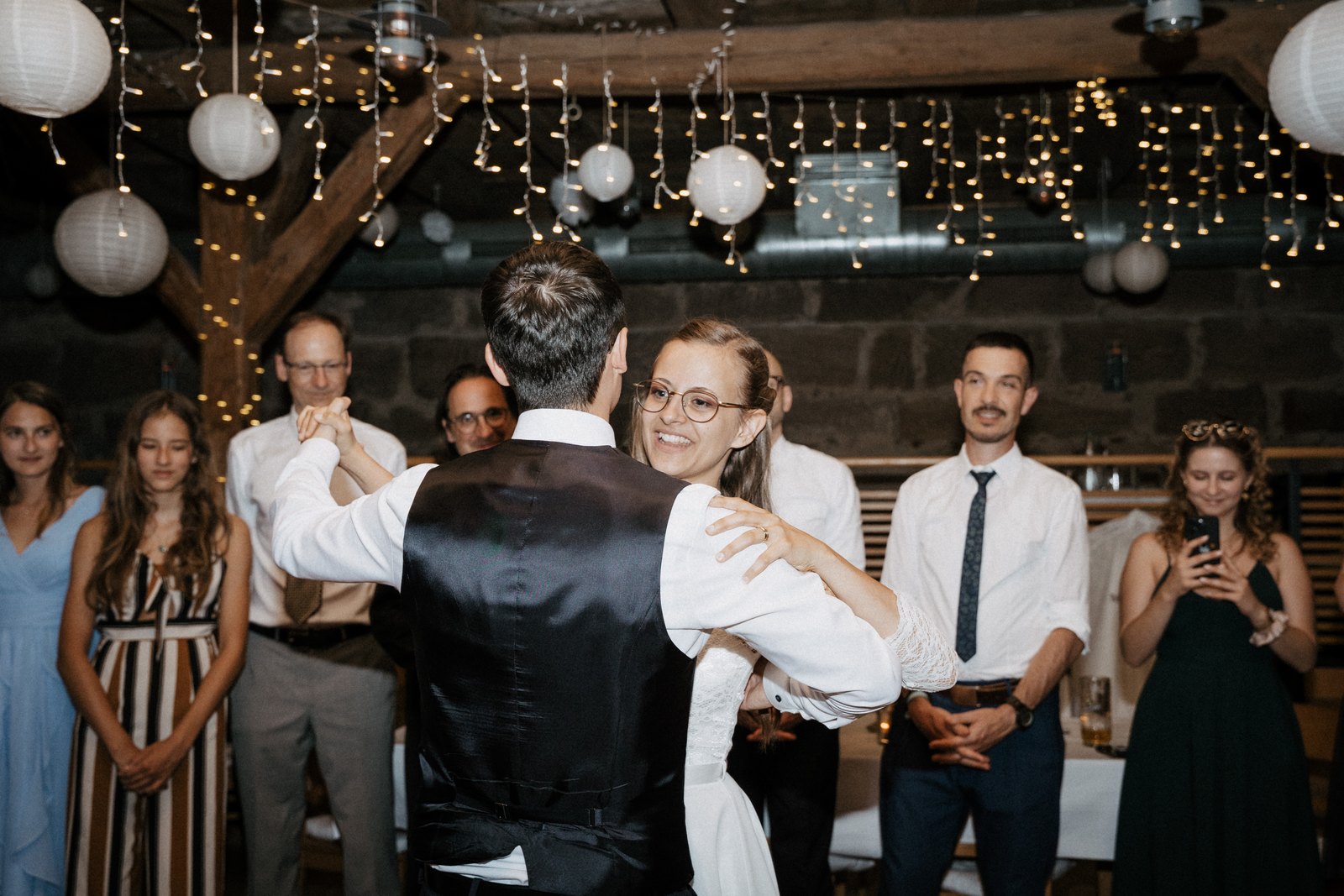 Hochzeitstanz vor den Gästen in der Scheune