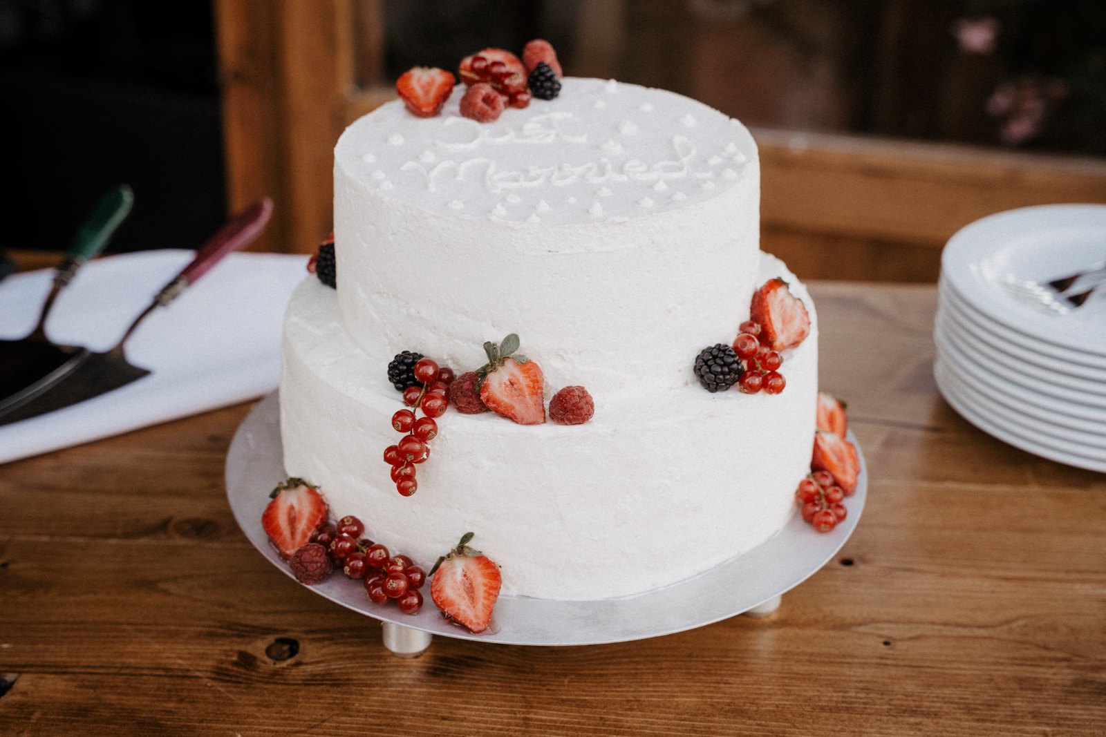 Hochzeitstorte mit frischen Erdbeeren