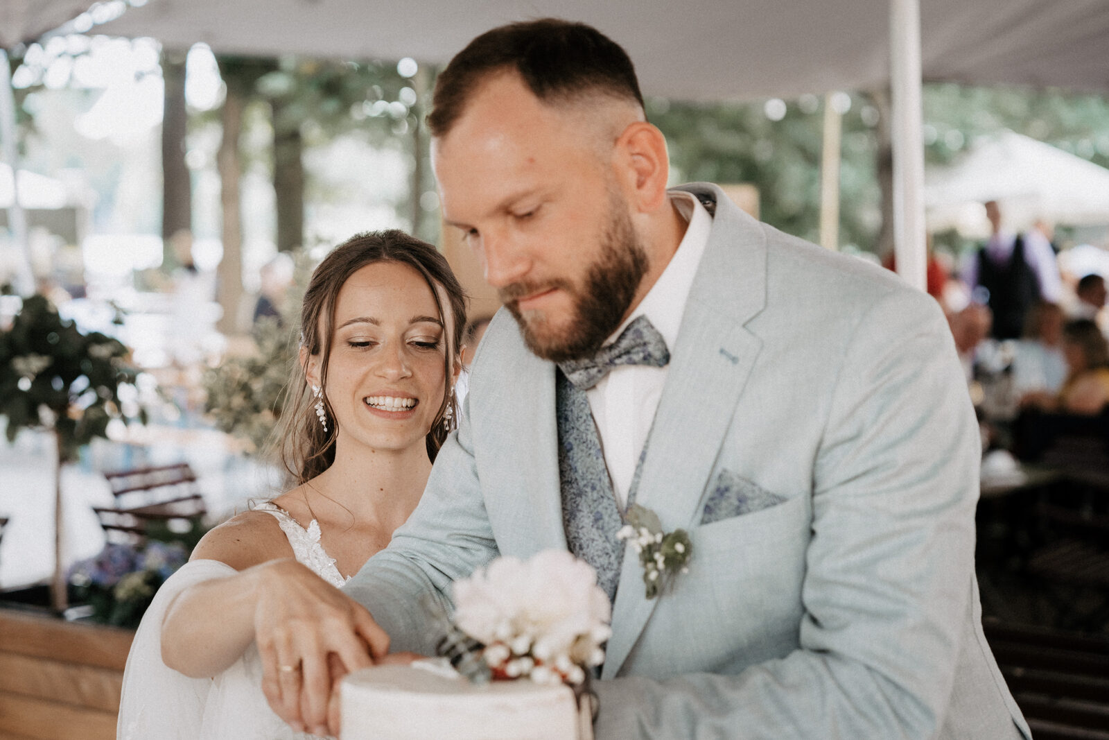 Brautpaar schneidet die Hochzeitstorte im Gutmann's am Dutzendteich an