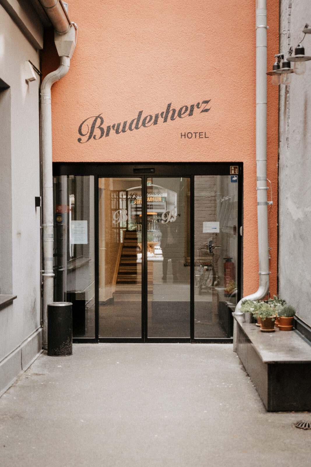 Eingang des Hotels Bruderherz in Nürnberg