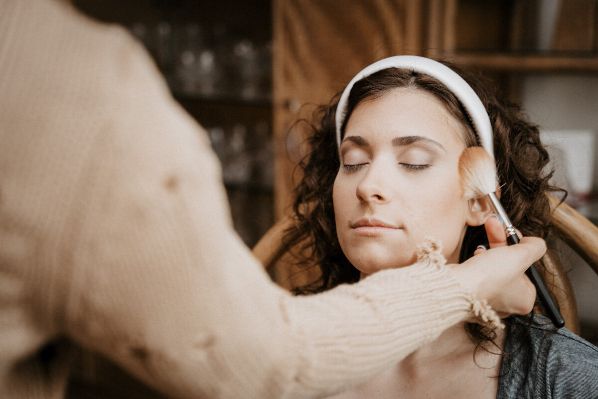 Braut mit Haarband beim Make-up