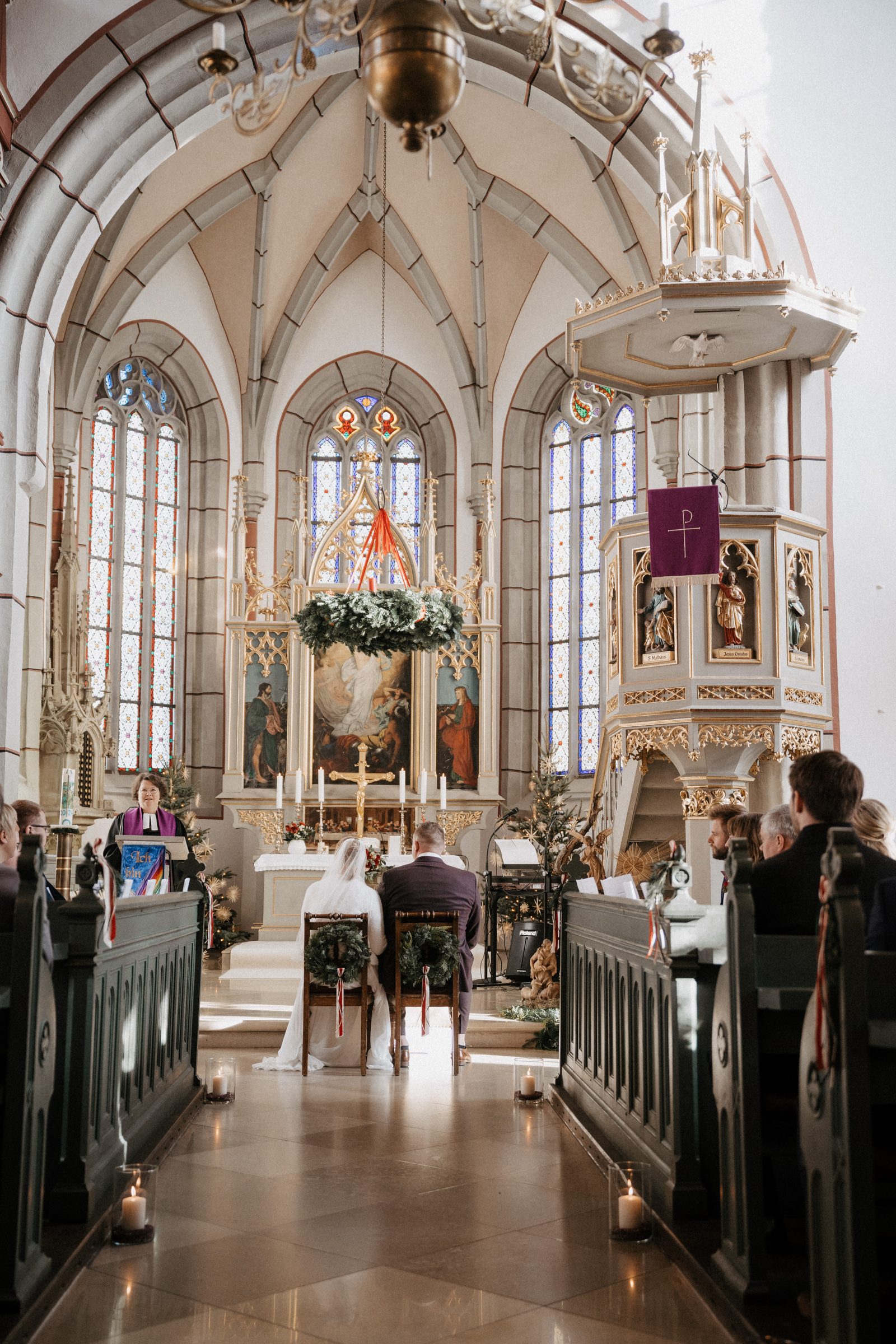 Blick nach vorne zum Altar in der Kirche von Burgbernheim, hohe Fenster und gotisches Gewölbe