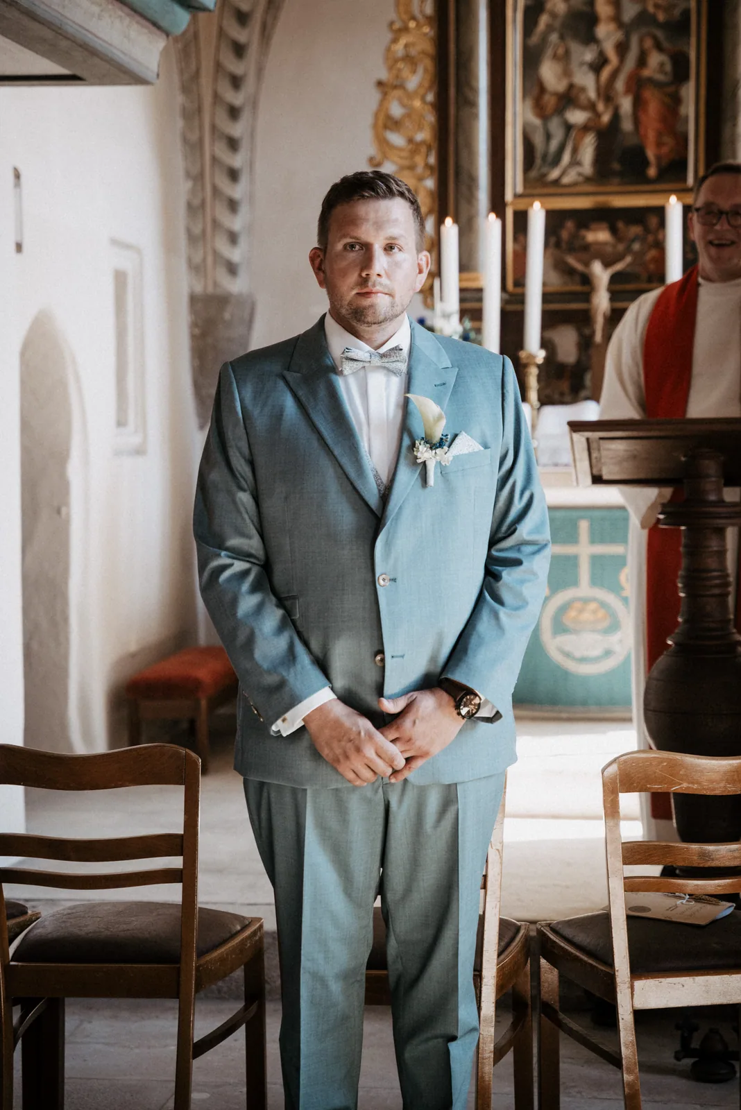 Bräutigam wartet allein vorne in der Kirche in Gattenhofen