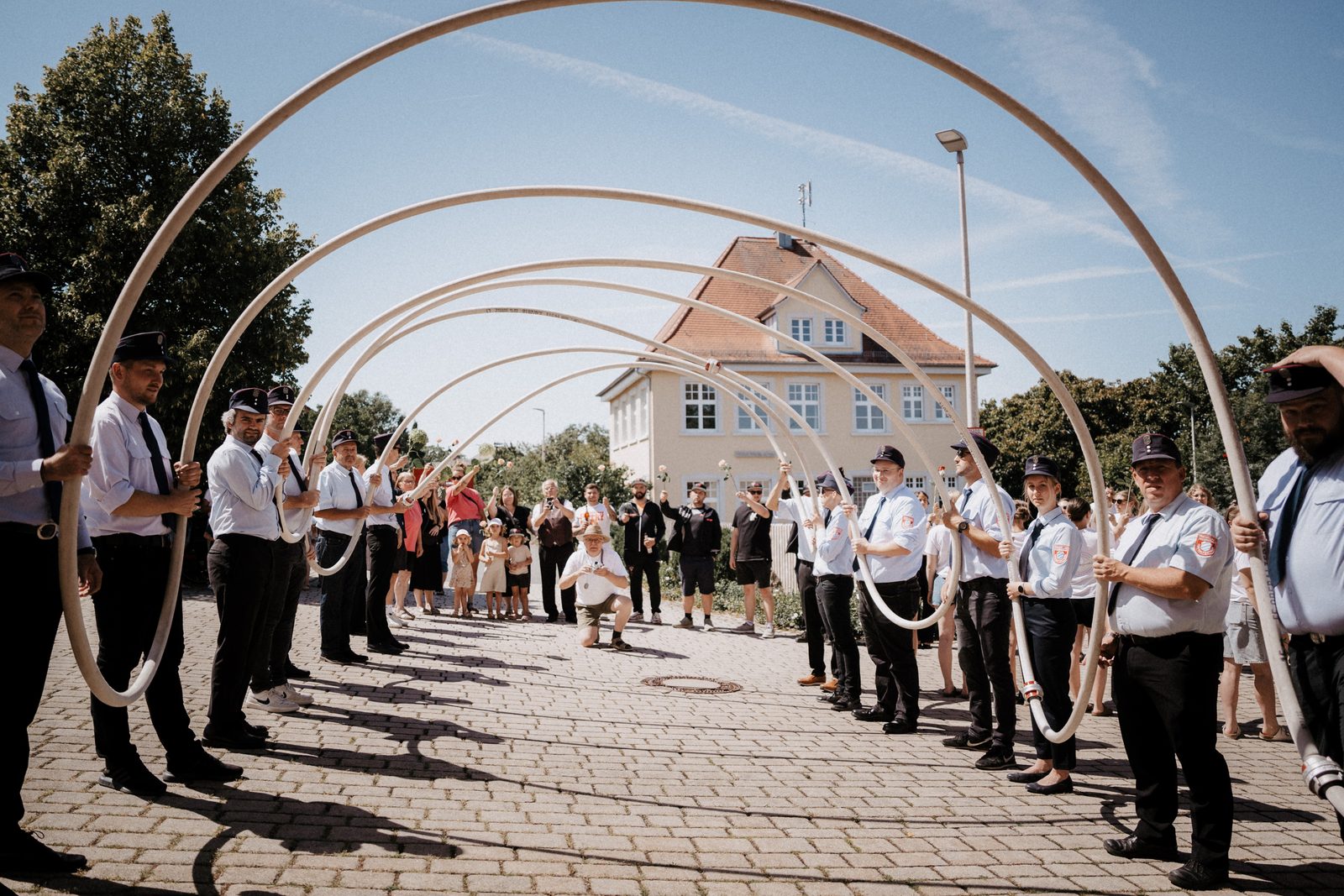 Vor der evangelischen Kirche in Oberaltertheim, Spalier beim Auszug des Brautpaars