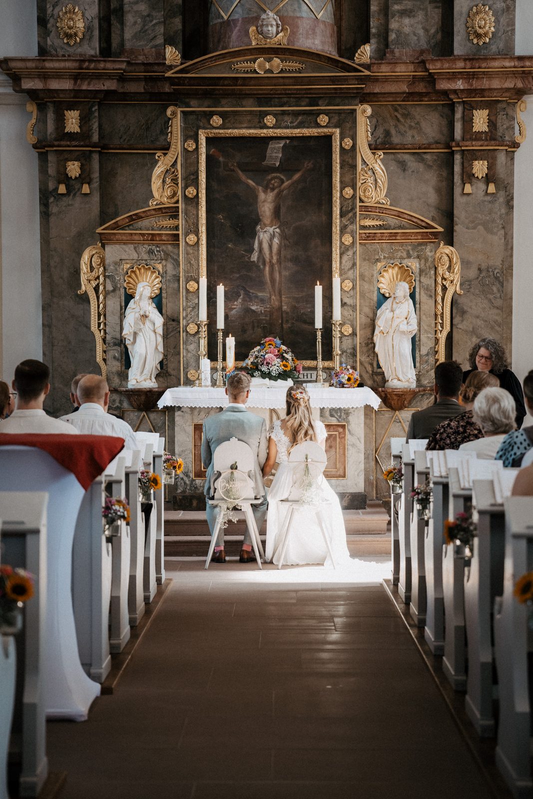 Blick durch den Mittelgang zum Altar der Kirche in Oberaltertheim während der Trauung