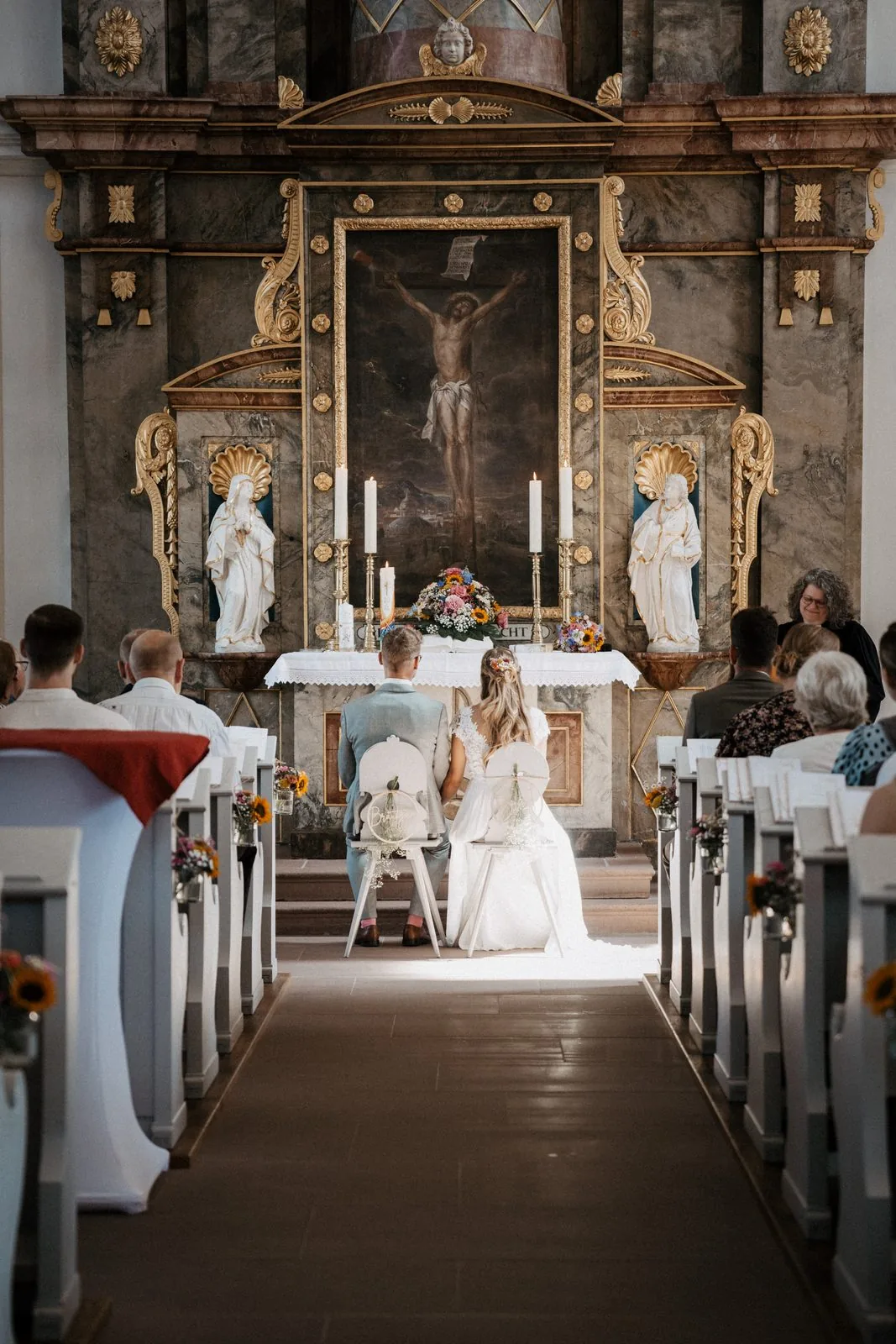 Blick durch den Mittelgang zum Altar der Kirche in Oberaltertheim während der Trauung