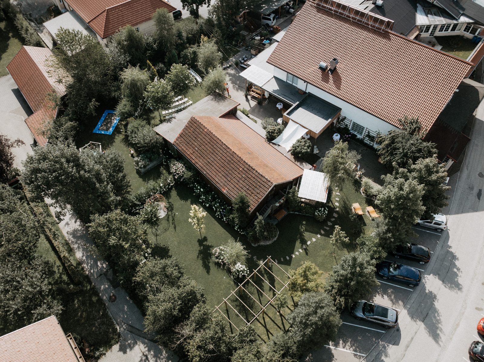 Luftaufnahme des Preunerwirt in Frankenburg am Hausruck mit Garten, Stadl und Wirtshaus