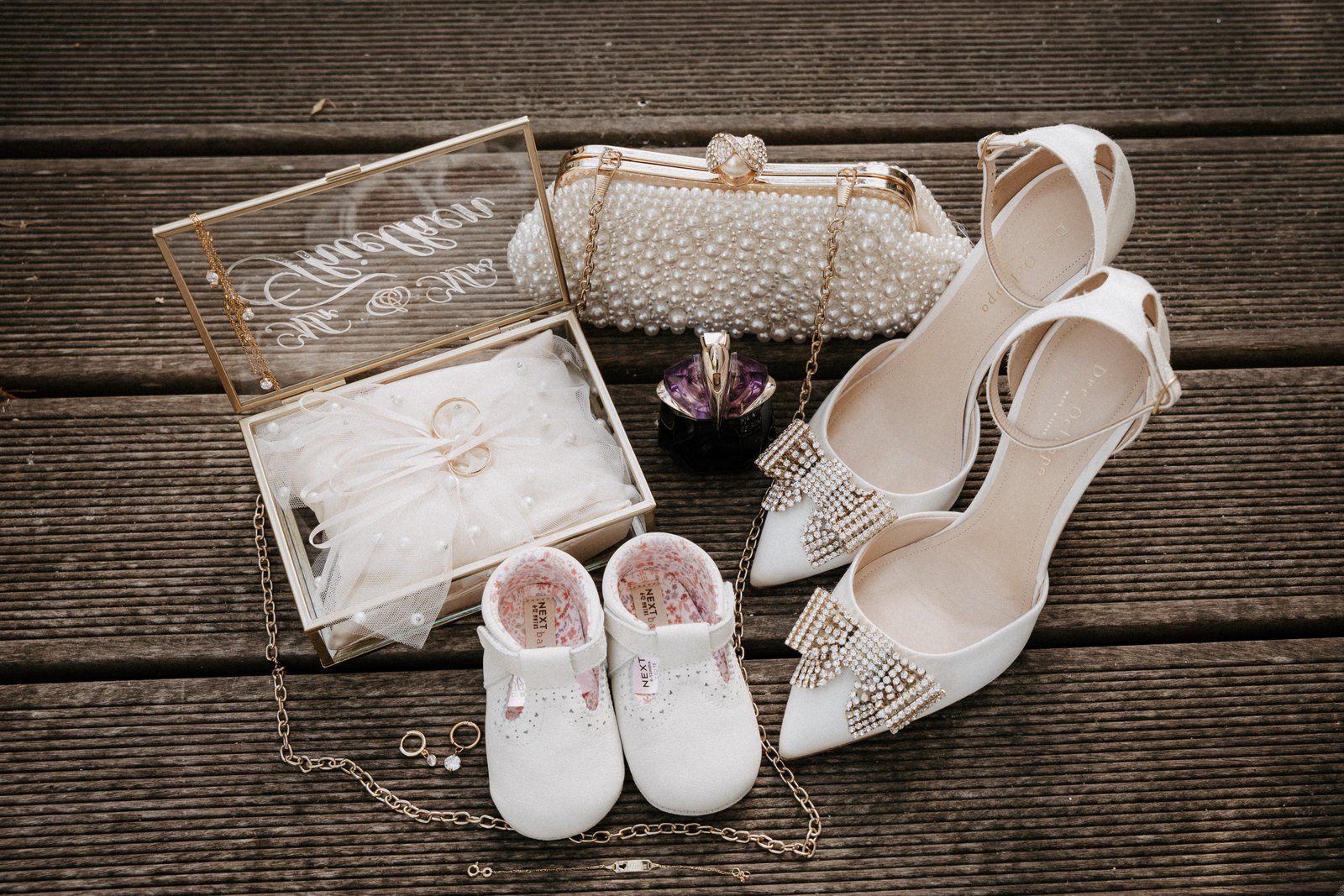 Ringe und Brautschuhe als Flatlay arrangiert