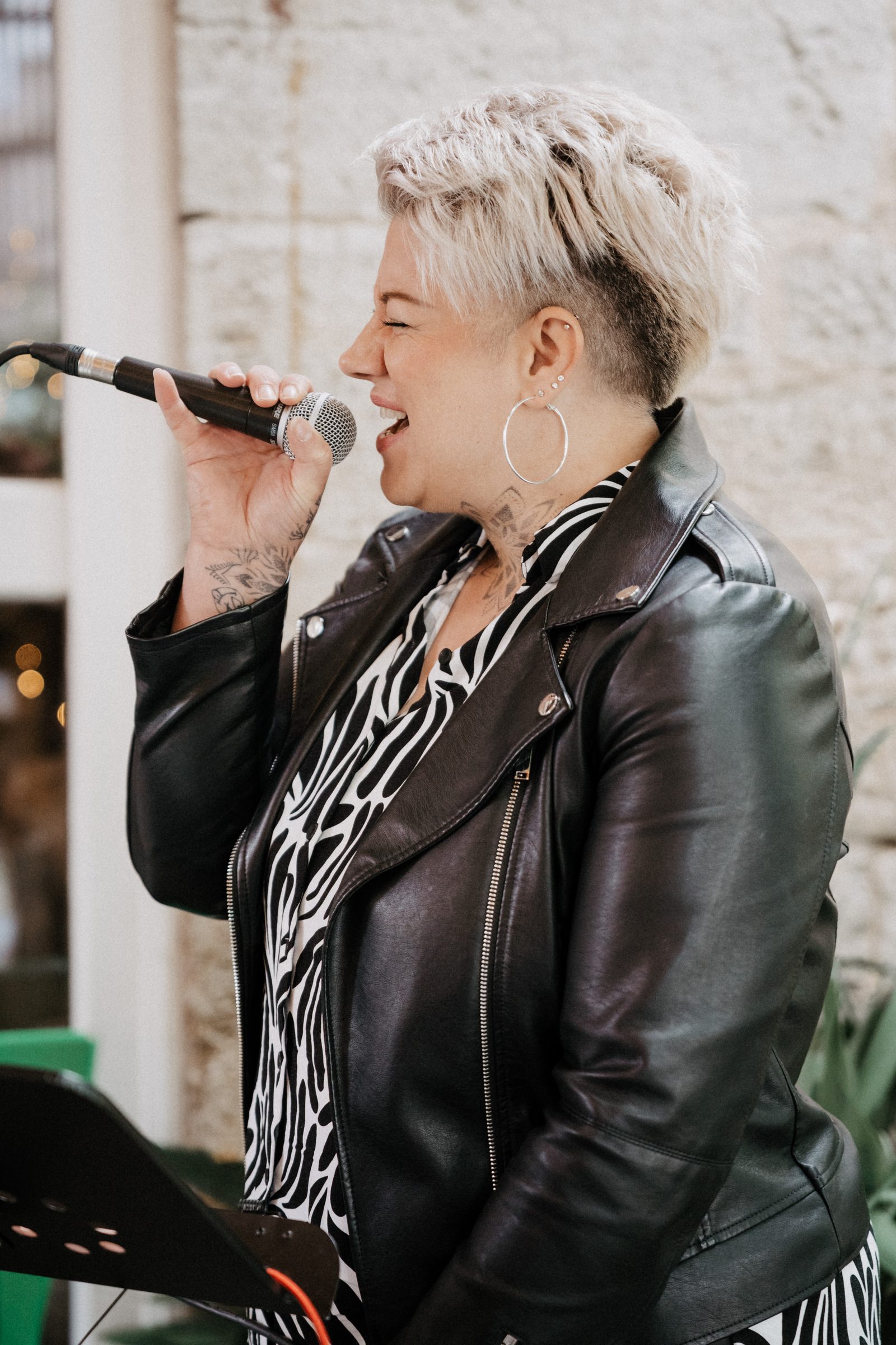 Sängerin singt mit Mikrofon bei einer freien Trauung