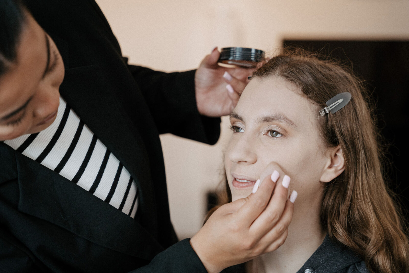 Braut beim Make-up am Morgen der Hochzeit