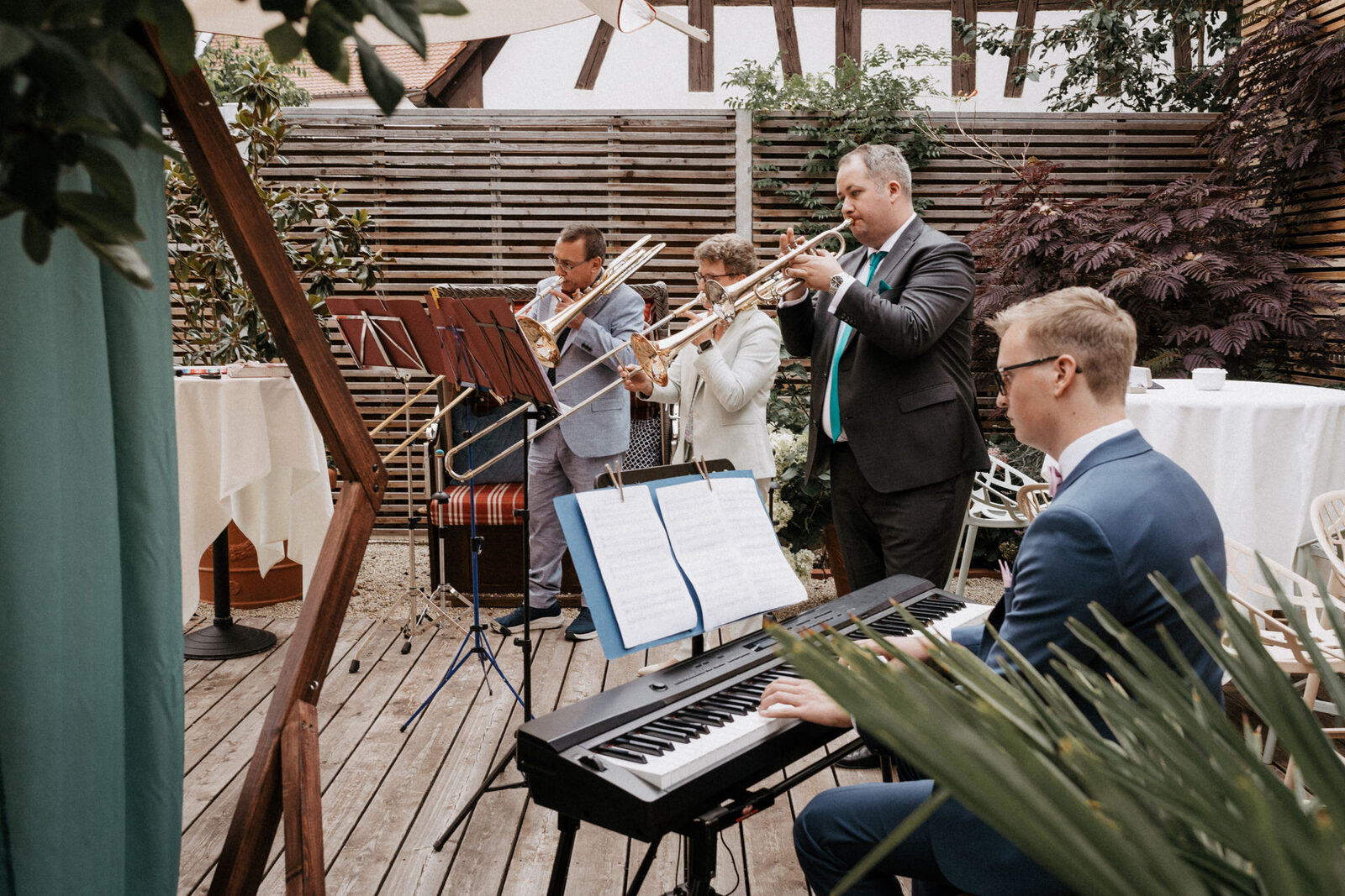 Bläser und Keyboard spielen während der freien Trauung