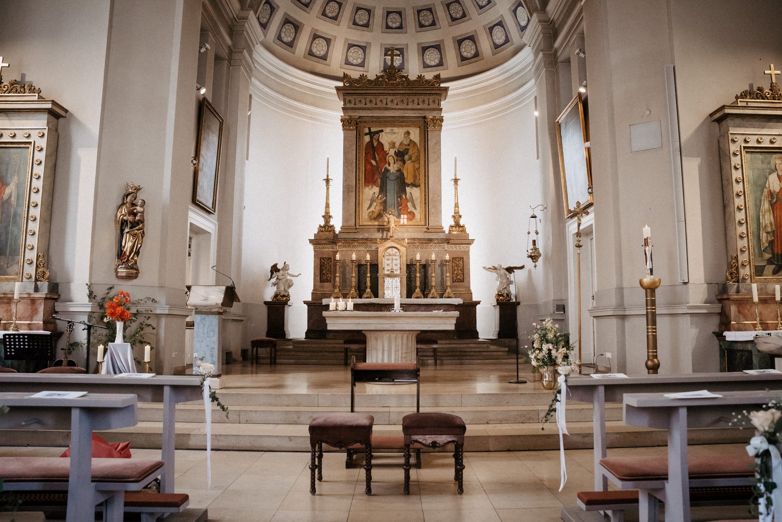 Leerer Kirchenraum von St. Ludwig in Ansbach mit Altar vor der Trauung