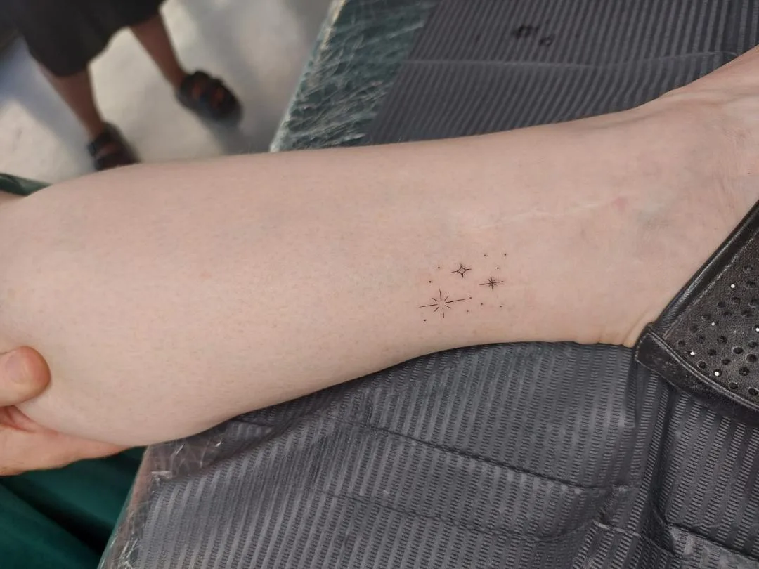Fertiges Fineline-Tattoo von der Hochzeit auf dem Unterarm