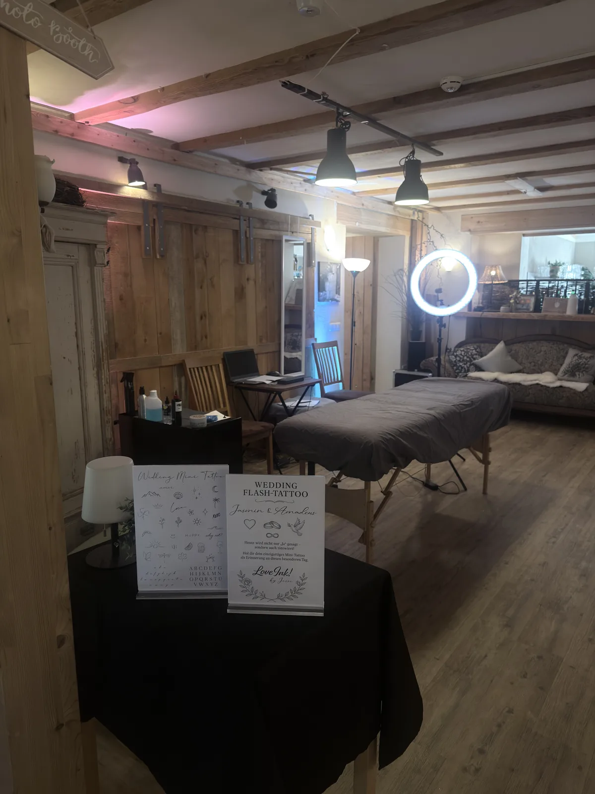 Mobile Tattoo-Station auf der Hochzeit mit Liege, Tisch und Lampe in der Location
