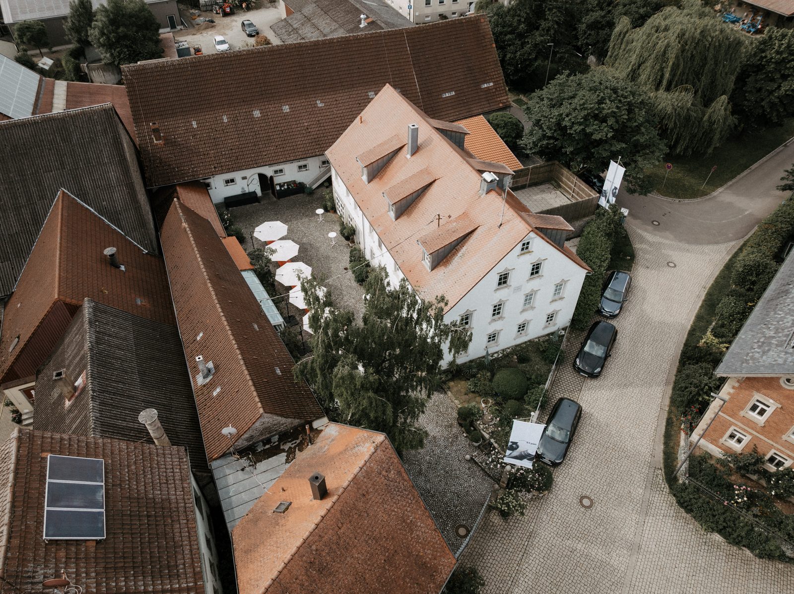 Luftaufnahme des Winzerhofs Stahl in Auernhofen mit Innenhof, Ziegeldächern und Gästehaus