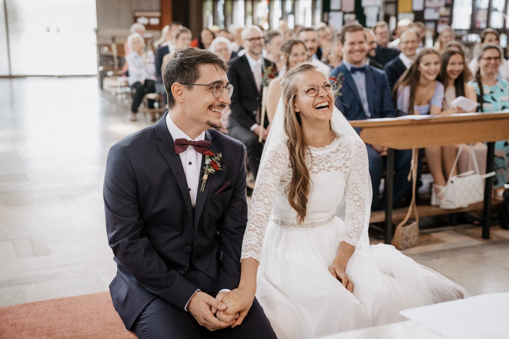 Brautpaar unterschreibt die Heiratsurkunde