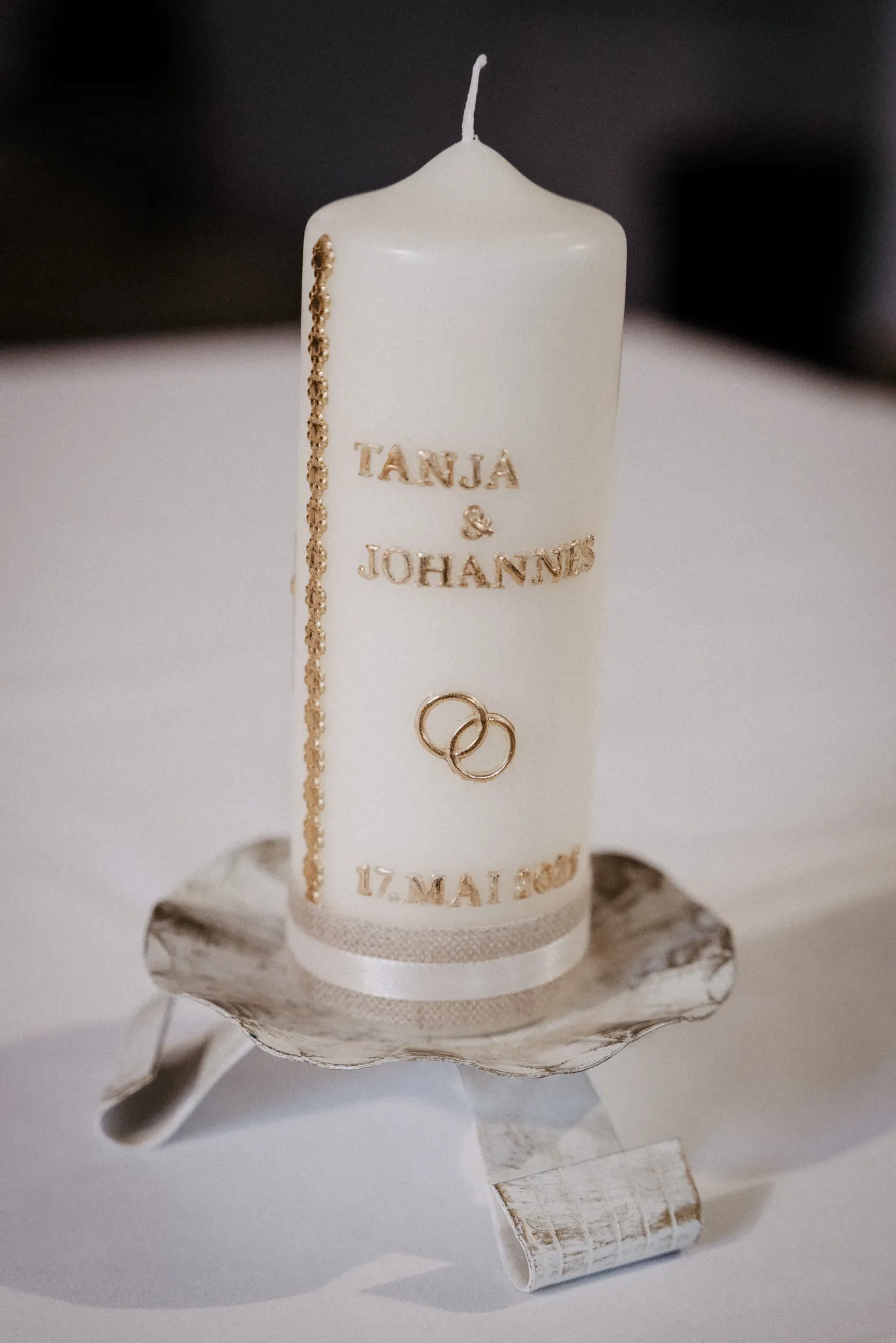 Detail: personalisierte Hochzeitskerze mit Eheringen