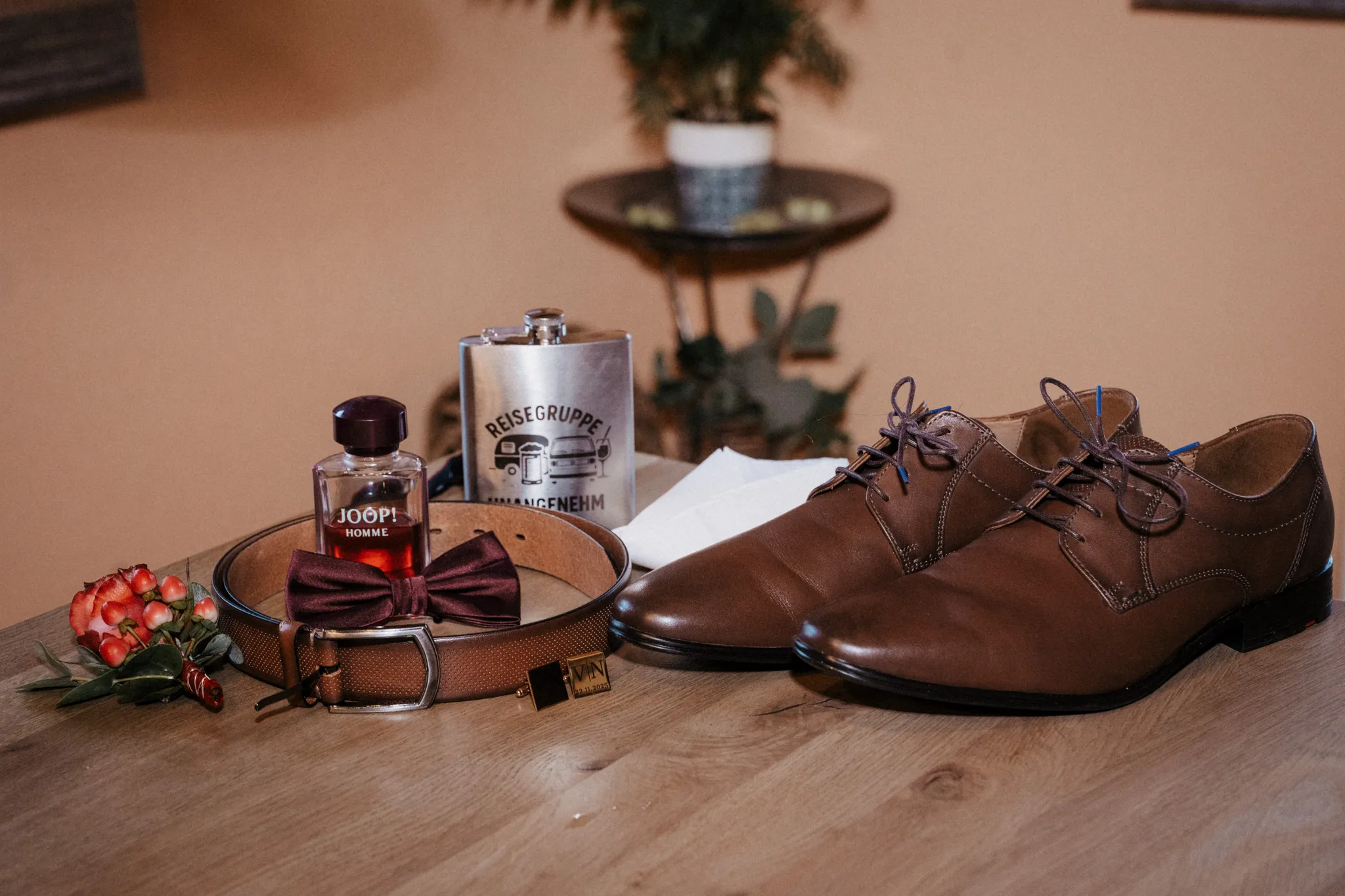 Detail: Brautschuhe und Parfüm beim Getting Ready