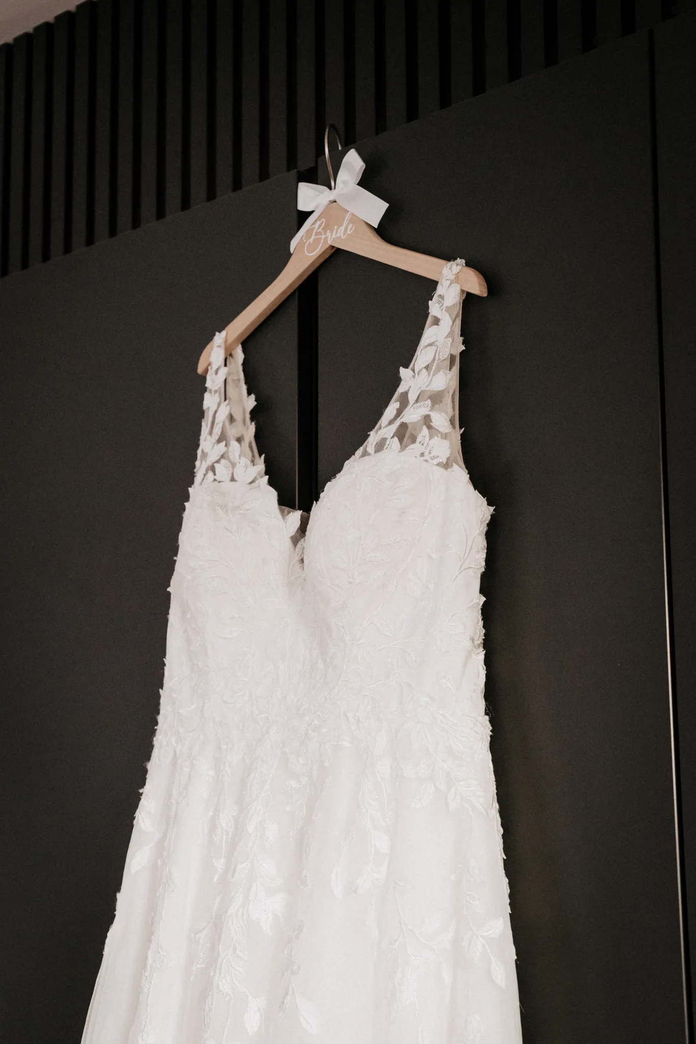 Brautkleid hängt bereit zum Getting Ready