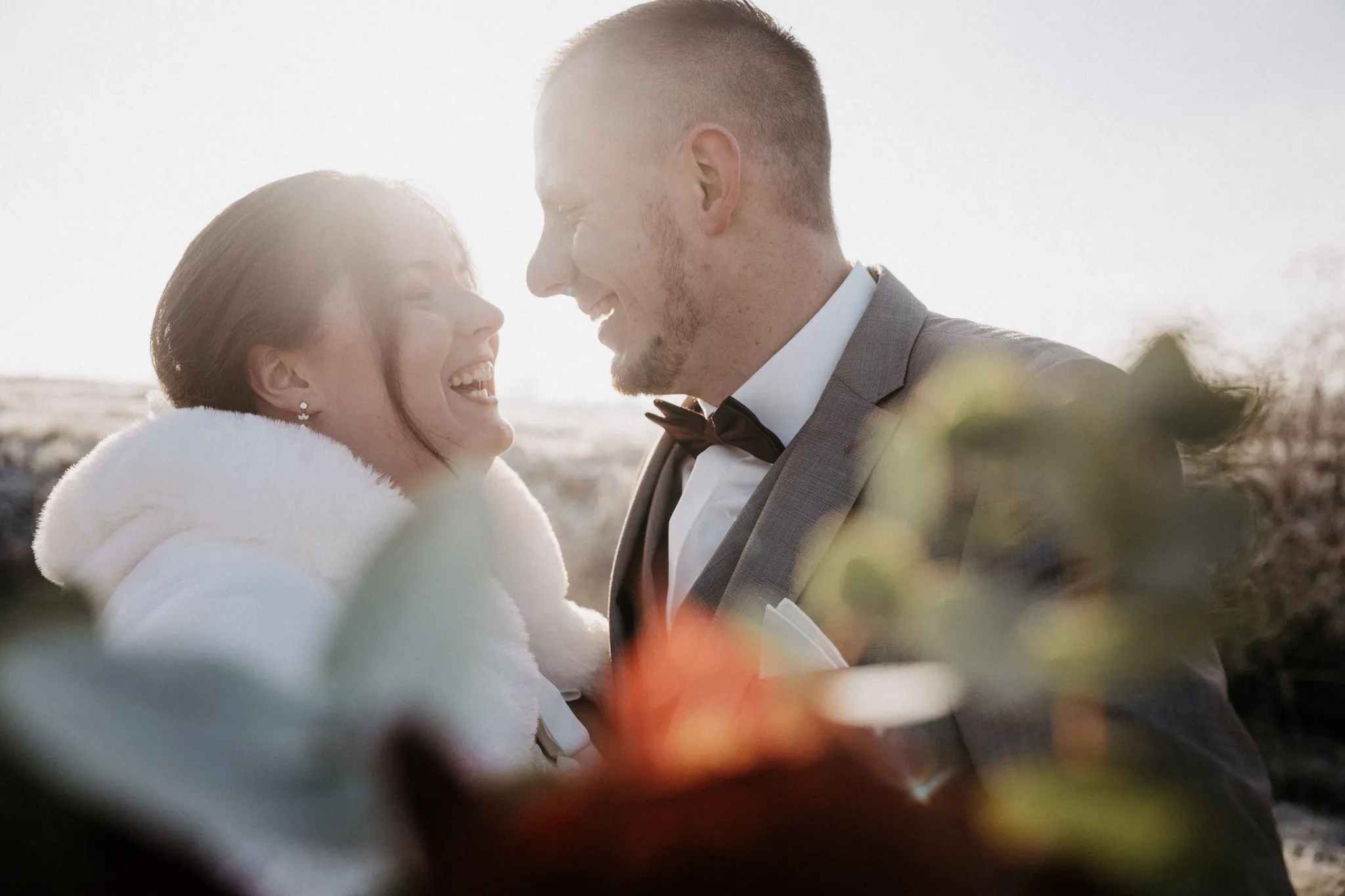 Brautpaar Wange an Wange, die Braut mit weißer Stola, Winterhochzeit bei Rothenburg
