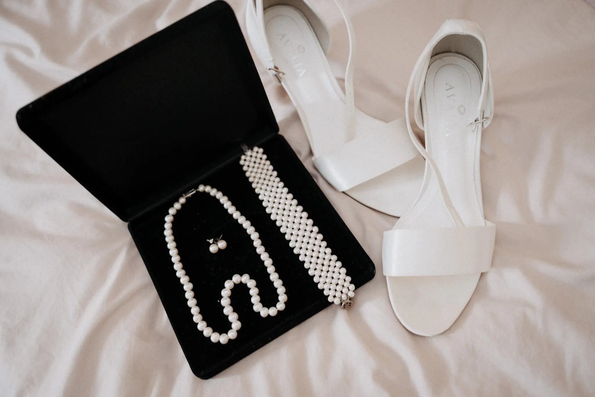 Detail: Monogramm-Schmuck und Brautschuhe