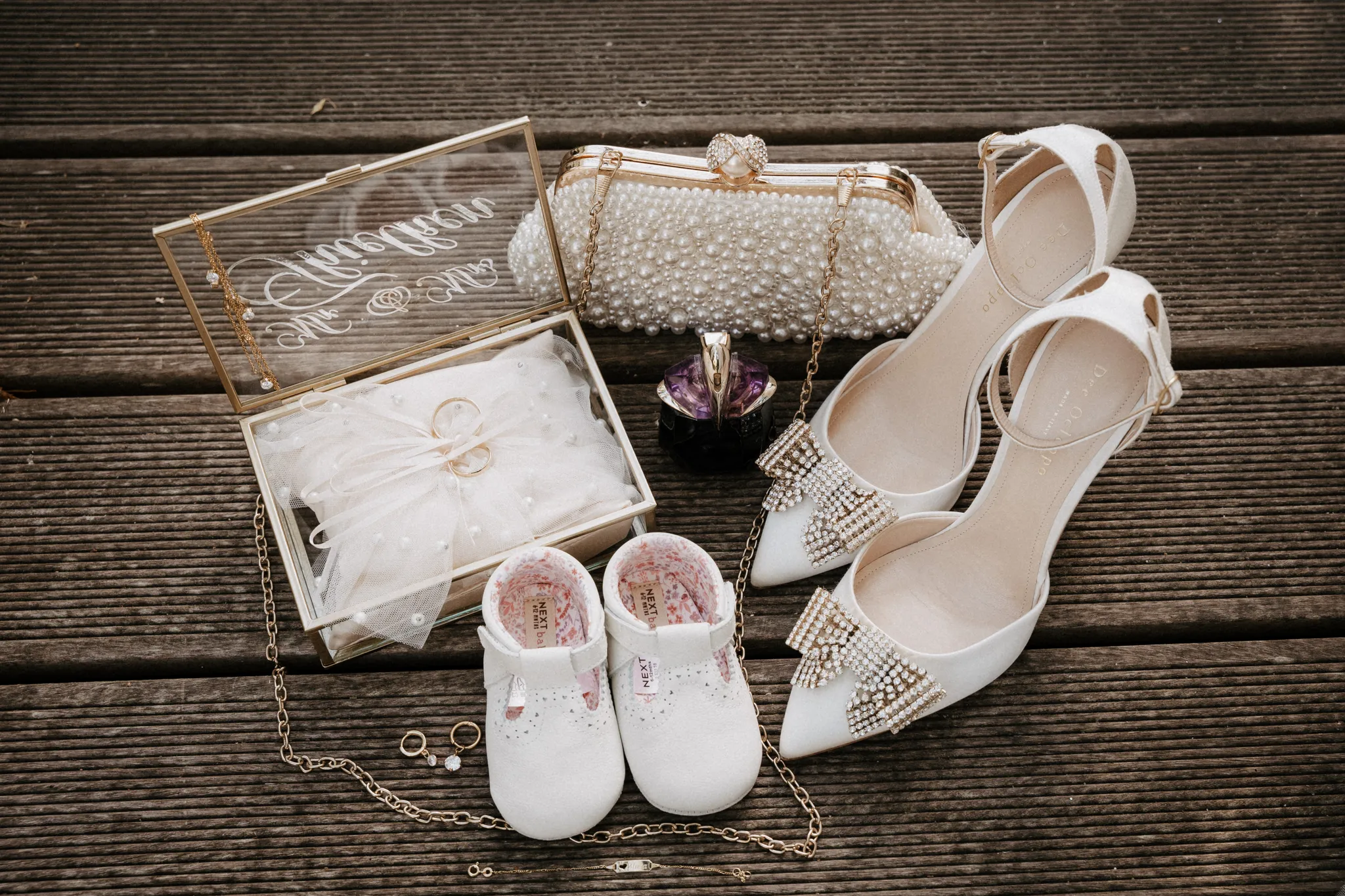 Detail: Brautschuhe, Clutch und Einladung
