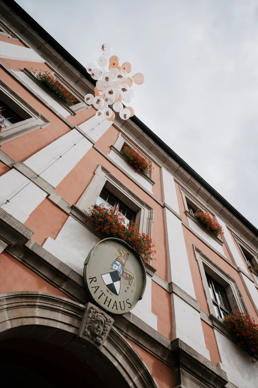 Fassade des Rathauses Neustadt an der Aisch mit Wappenschild und Ballons am Hochzeitstag
