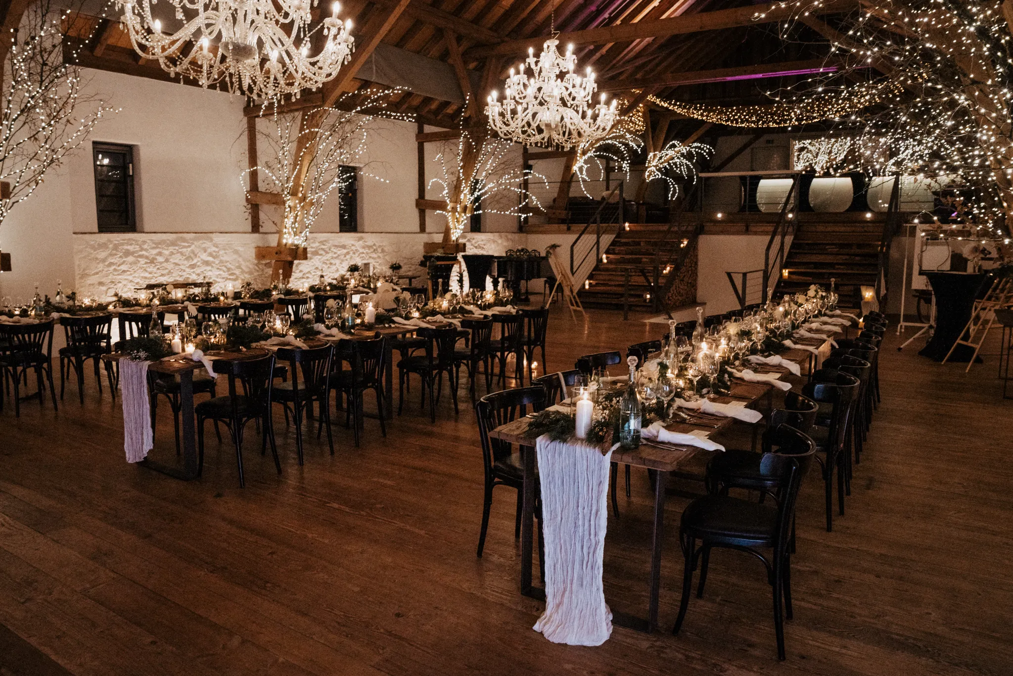 Festlich gedeckte Scheune einer Winterhochzeit
