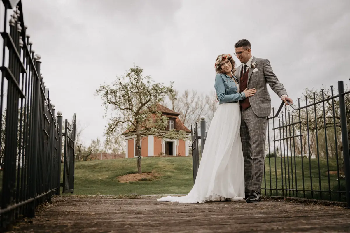 Hochzeitsfoto Brautpaar steht in idylischer Kulisse in Ipsheim bei Neustadt Aisch