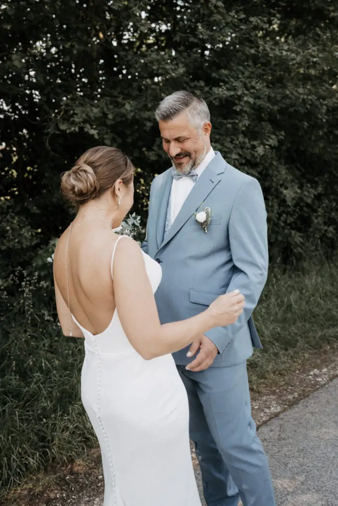 Braut und Bräutigam sehen sich zum ersten Mal beim First Look, Bräutigam ist von der Schönheit seiner Frau überwältigt