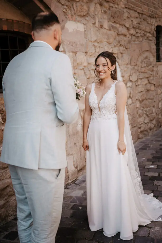 Braut ist sichtlich aufgeregt. Beim first Look der Bräutigam sieht sie zum ersten Mal in ihrem Hochzeitskleid.